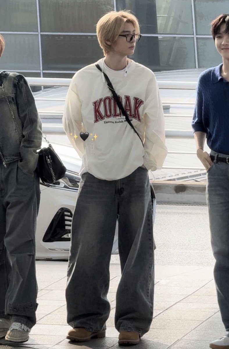 rlaehdgus__21's tweet photo. 이날 패션 너무 대학생 같았어 https://t.co/npjf0s1E2M