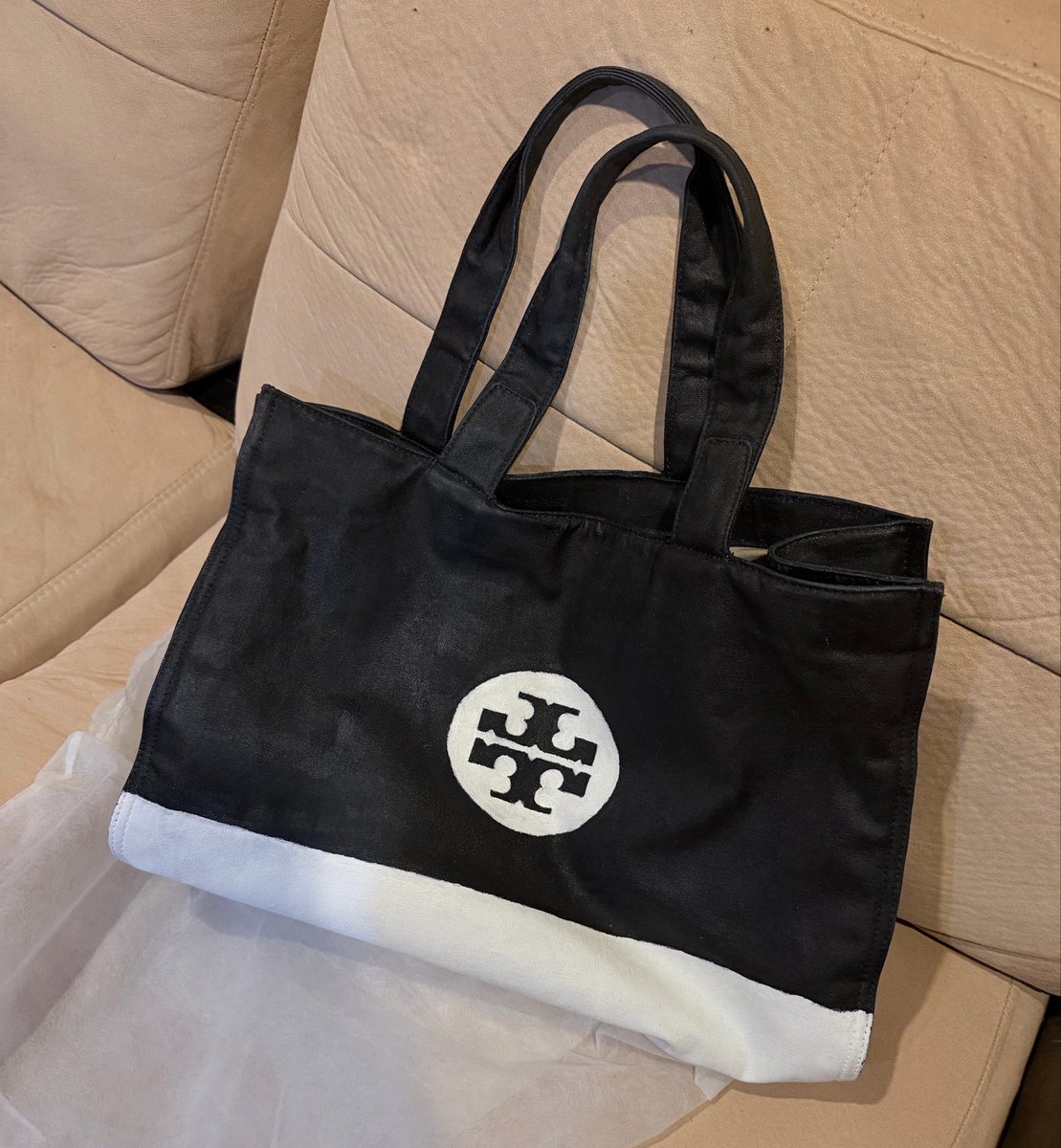 Reallyy__y's tweet photo. ส่งต่อ กระเป๋า tory burch 
น้องเป็นกระเป๋าแคนวาส ก่อนหน้านี้น้องสีน้ำเงิน แต่เราย้อมสีน้องเองค่ะ ขอคนรับได้นะคะ  350.- free shipping 👩🏻‍❤️‍💋‍👩🏻

#ส่งต่อกระเป๋า #กระเป๋ามือสอง #โล๊ะตู้มือสอง #โล๊ะตู้เสื้อผ้า #กระเป๋ามือสอง #กระเป๋าสะพาย https://t.co/5vXqH5JuZL
