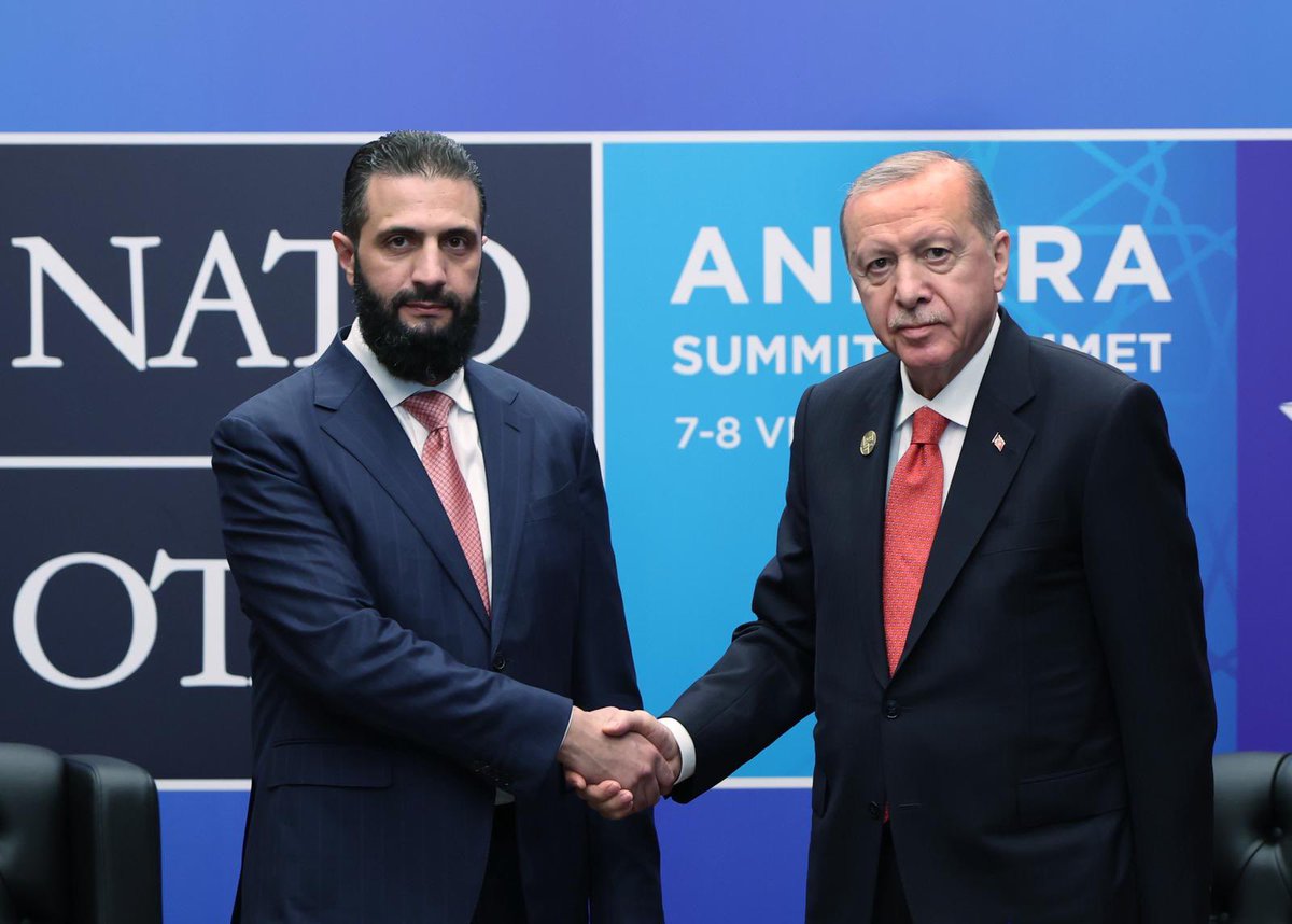 Akparti's tweet photo. Cumhurbaşkanımız Sayın Recep Tayyip Erdoğan, 36.⁠ ⁠NATO Devlet ve Hükümet Başkanları Zirvesi kapsamında Suriye Cumhurbaşkanı Ahmed Şara ile bir araya geldi. #NATOsummit https://t.co/p13syxyEol