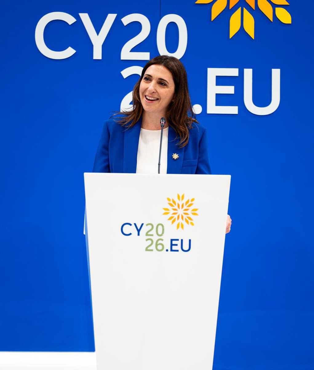 Christodulides's tweet photo. Η ευρωπαϊκή πολιτική δεν είναι κάτι μακρινό. Δεν περιορίζεται στις Βρυξέλλες ούτε αφορά μόνο τους ευρωπαϊκούς θεσμούς.
 
Οι αποφάσεις που λαμβάνονται σε ευρωπαϊκό επίπεδο αφορούν όλους μας και επηρεάζουν την καθημερινότητα κάθε πολίτη. Επηρεάζουν την ασφάλειά μας, την οικονομία μας, τις επιχειρήσεις μας, τις θέσεις εργασίας, τις υποδομές μας, την πρόσβαση στα φάρμακα, τις μεταφορές, τις ευκαιρίες για τη νέα γενιά και πολλά άλλα θέματα που άπτονται της καθημερινότητας μας. 
 
Με άλλα λόγια, η ευρωπαϊκή πολιτική και το τι αποφασίζεται στις Βρυξέλλες, είναι και εσωτερική πολιτική και μάς επηρεάζει καθοριστικά. Και αυτή ήταν και η θεμελιώδης αντίληψη που καθοδήγησε τη διακυβέρνησή μας από την πρώτη ημέρα. Για εμάς η ευρωπαϊκή και η εθνική διάσταση δεν είναι δύο παράλληλες πολιτικές. Είναι δύο αλληλένδετες όψεις της ίδιας στρατηγικής. Οι ευρωπαϊκές αποφάσεις ενισχύουν τις εθνικές μας πολιτικές και οι εθνικές μας προτεραιότητες αποκτούν μεγαλύτερη δυναμική μέσα από την Ευρωπαϊκή Ένωση. Μόνο έτσι δημιουργούμε περισσότερες ευκαιρίες για τη χώρα μας και καλύτερη καθημερινότητα για τους πολίτες μας. 
 
🇨🇾🇪🇺