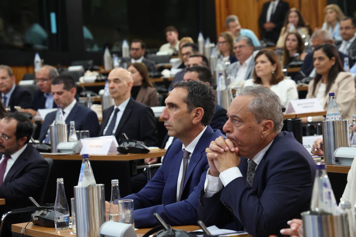 Christodulides's tweet photo. Η ευρωπαϊκή πολιτική δεν είναι κάτι μακρινό. Δεν περιορίζεται στις Βρυξέλλες ούτε αφορά μόνο τους ευρωπαϊκούς θεσμούς.
 
Οι αποφάσεις που λαμβάνονται σε ευρωπαϊκό επίπεδο αφορούν όλους μας και επηρεάζουν την καθημερινότητα κάθε πολίτη. Επηρεάζουν την ασφάλειά μας, την οικονομία μας, τις επιχειρήσεις μας, τις θέσεις εργασίας, τις υποδομές μας, την πρόσβαση στα φάρμακα, τις μεταφορές, τις ευκαιρίες για τη νέα γενιά και πολλά άλλα θέματα που άπτονται της καθημερινότητας μας. 
 
Με άλλα λόγια, η ευρωπαϊκή πολιτική και το τι αποφασίζεται στις Βρυξέλλες, είναι και εσωτερική πολιτική και μάς επηρεάζει καθοριστικά. Και αυτή ήταν και η θεμελιώδης αντίληψη που καθοδήγησε τη διακυβέρνησή μας από την πρώτη ημέρα. Για εμάς η ευρωπαϊκή και η εθνική διάσταση δεν είναι δύο παράλληλες πολιτικές. Είναι δύο αλληλένδετες όψεις της ίδιας στρατηγικής. Οι ευρωπαϊκές αποφάσεις ενισχύουν τις εθνικές μας πολιτικές και οι εθνικές μας προτεραιότητες αποκτούν μεγαλύτερη δυναμική μέσα από την Ευρωπαϊκή Ένωση. Μόνο έτσι δημιουργούμε περισσότερες ευκαιρίες για τη χώρα μας και καλύτερη καθημερινότητα για τους πολίτες μας. 
 
🇨🇾🇪🇺