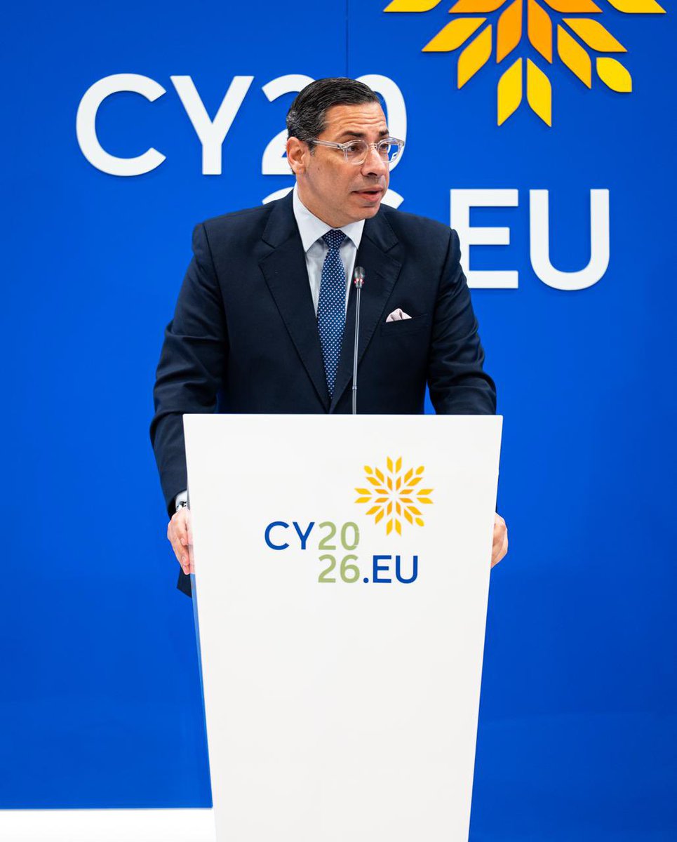 Christodulides's tweet photo. Η ευρωπαϊκή πολιτική δεν είναι κάτι μακρινό. Δεν περιορίζεται στις Βρυξέλλες ούτε αφορά μόνο τους ευρωπαϊκούς θεσμούς.
 
Οι αποφάσεις που λαμβάνονται σε ευρωπαϊκό επίπεδο αφορούν όλους μας και επηρεάζουν την καθημερινότητα κάθε πολίτη. Επηρεάζουν την ασφάλειά μας, την οικονομία μας, τις επιχειρήσεις μας, τις θέσεις εργασίας, τις υποδομές μας, την πρόσβαση στα φάρμακα, τις μεταφορές, τις ευκαιρίες για τη νέα γενιά και πολλά άλλα θέματα που άπτονται της καθημερινότητας μας. 
 
Με άλλα λόγια, η ευρωπαϊκή πολιτική και το τι αποφασίζεται στις Βρυξέλλες, είναι και εσωτερική πολιτική και μάς επηρεάζει καθοριστικά. Και αυτή ήταν και η θεμελιώδης αντίληψη που καθοδήγησε τη διακυβέρνησή μας από την πρώτη ημέρα. Για εμάς η ευρωπαϊκή και η εθνική διάσταση δεν είναι δύο παράλληλες πολιτικές. Είναι δύο αλληλένδετες όψεις της ίδιας στρατηγικής. Οι ευρωπαϊκές αποφάσεις ενισχύουν τις εθνικές μας πολιτικές και οι εθνικές μας προτεραιότητες αποκτούν μεγαλύτερη δυναμική μέσα από την Ευρωπαϊκή Ένωση. Μόνο έτσι δημιουργούμε περισσότερες ευκαιρίες για τη χώρα μας και καλύτερη καθημερινότητα για τους πολίτες μας. 
 
🇨🇾🇪🇺