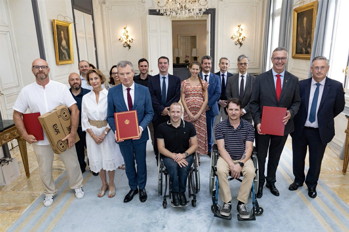 GvtMonaco's tweet photo. Le Gouvernement Princier franchit une nouvelle étape dans sa politique de réemploi des équipements numériques issus des établissements scolaires de la Principauté

Après une première opération ayant permis de donner une seconde vie aux ordinateurs utilisés par les élèves des collèges et lycées, ce sont désormais les équipements informatiques des enseignants qui vont bénéficier d’un nouvel usage à l’occasion de leur renouvellement.

Cette seconde phase concerne plus de 650 équipements, ordinateurs et tablettes, dont une partie du matériel reconditionné sera redistribuée dans le cadre d’une démarche alliant transition numérique, inclusion et réemploi responsable.

À cette occasion, un engagement commun a été officialisé entre l’État monégasque, représenté par S.E. M. le Ministre d’État, l’entreprise adaptée EVA, spécialisée dans le réemploi informatique durable, et le Comité Régional Olympique et Sportif (CROS) Provence-Alpes-Côte d’Azur, qui coordonne notamment les clubs handisports du territoire.

Dans ce cadre, 38 % des équipements collectés seront donnés à des clubs handisport de la région Provence-Alpes-Côte d’Azur. Ces structures pourront ainsi renforcer leurs capacités d’organisation, faciliter leur communication avec les licenciés et soutenir le développement de leurs activités grâce à des outils numériques reconditionnés.

Le réemploi des équipements permet de prolonger leur durée de vie et de limiter le recours à l’acquisition de nouveaux matériels. Cette démarche s’inscrit dans une logique d’utilisation plus responsable des ressources, tout en donnant une seconde vie à des équipements encore pleinement fonctionnels.

L’initiative revêt également une forte dimension sociale. Les opérations de reconditionnement sont réalisées par EVA, dont l’activité favorise l’insertion professionnelle de personnes éloignées de l’emploi. Les équipements retrouvent ainsi une nouvelle utilité tout en contribuant à la création d’un impact positif sur le territoire.

Par cette nouvelle opération, le Gouvernement Princier confirme son engagement en faveur d’un numérique plus responsable, tout en favorisant l’inclusion numérique et l’accès aux outils digitaux pour le plus grand nombre.

© Direction de la Communication - Manuel Vitali