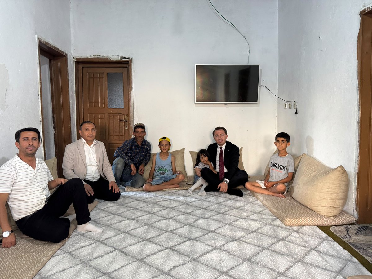 Volkanhulur's tweet photo. 📍Hane Ziyareti 

Yeni Mahallede Subaşı ailemizi ziyaret ettim. Nazik misafirperverlikleri için teşekkür ederim. 

#Yüksekova https://t.co/z0504NLOdt