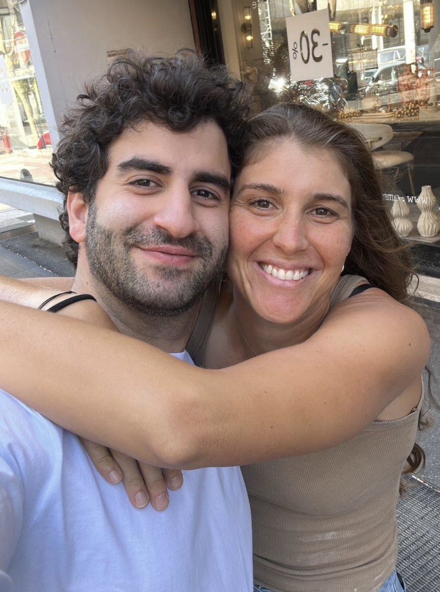 sisiesportes's tweet photo. Bia Haddad Maia está noiva 💍💖

A tenista revelou que foi pedida em casamento pelo namorado Alex Daoud, neurocirurgião e amigo de infância de Bia.

O mais emocionante é que Alex escreveu uma carta aos 10 anos revelando o sonho de se casar com Bia. O pedido aconteceu em Roma, na Itália, e transformou o sonho em realidade.