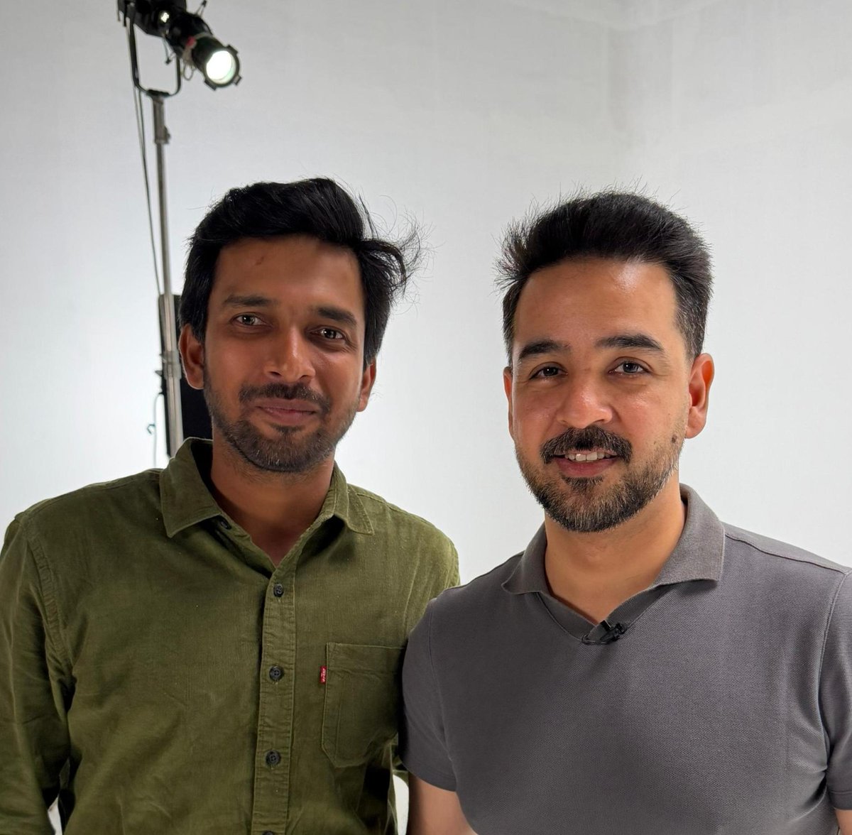 SSrivastava199's tweet photo. Had a chance to meet @iManasArora  Bhai in person,
Another #BroTip from him:

"Stock movements are like a car. In 1st and 2nd gear, there's a lot of noise, drama, and jerks. But once it shifts into higher gears, the ride becomes much smoother."

simple and surprisingly accurate. https://t.co/FYYygkCW0N