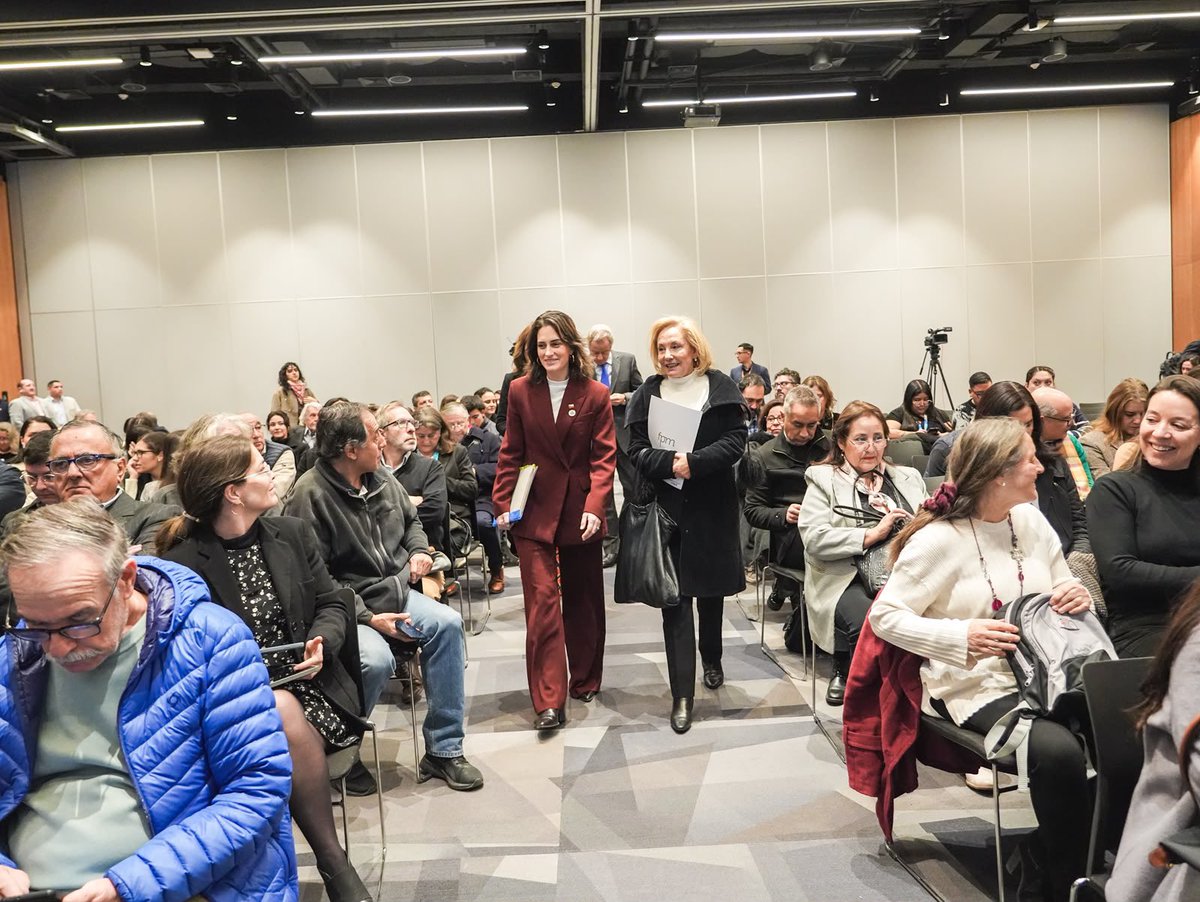 MinistraWulf's tweet photo. Participamos en el seminario de la Nueva Longevidad para abordar con fuerza la implementación de la Ley Integral de Personas Mayores. Hoy, 1 de cada 5 chilenos tiene más de 60 años y preparar el país para este cambio es una responsabilidad que asumimos con total seriedad. A través de nuestro Plan Generación Dorada, estamos transformando esta ley en medidas concretas de salud, ciudades adaptadas,empleo flexible para garantizar la dignidad y autonomía y el establecimiento de un procedimiento para penalizar a quienes sean responsable de abandono.