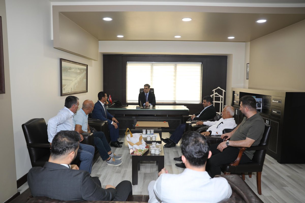 Adanabinder01's tweet photo. Adana Bingöllüler Derneği Başkanı Talip Alakaş ve yönetim kurulu üyelerimizle birlikte, AK Parti Adana İl Başkanı Sayın Mustafa Özkan'a hayırlı olsun ziyaretinde bulunduk.
Nazik kabulleri için teşekkür ediyor, görevinde başarılar diliyoruz. https://t.co/CoUvbiGKIn