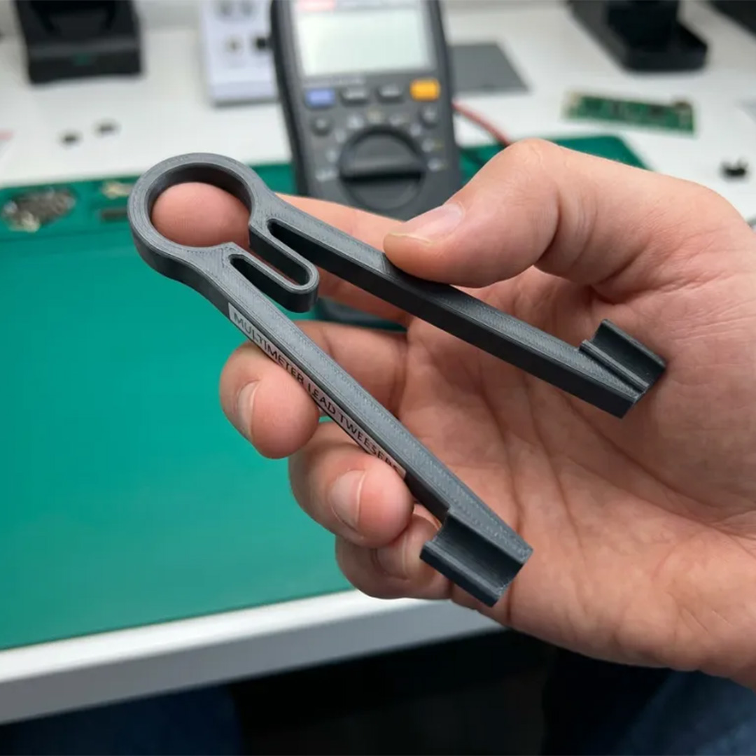printablescom's tweet photo. If you work with a multimeter often, you probably need an extra hand from time to time. Designer Print@Hive came up with multimeter tweezers – a simple holder that keeps multimeter probes securely positioned during measurements. It's designed to keep test leads firmly in place while working on electronics, microcontrollers, PCBs, and electrical circuits. ⚡🔌 https://t.co/PMiG01tQN7