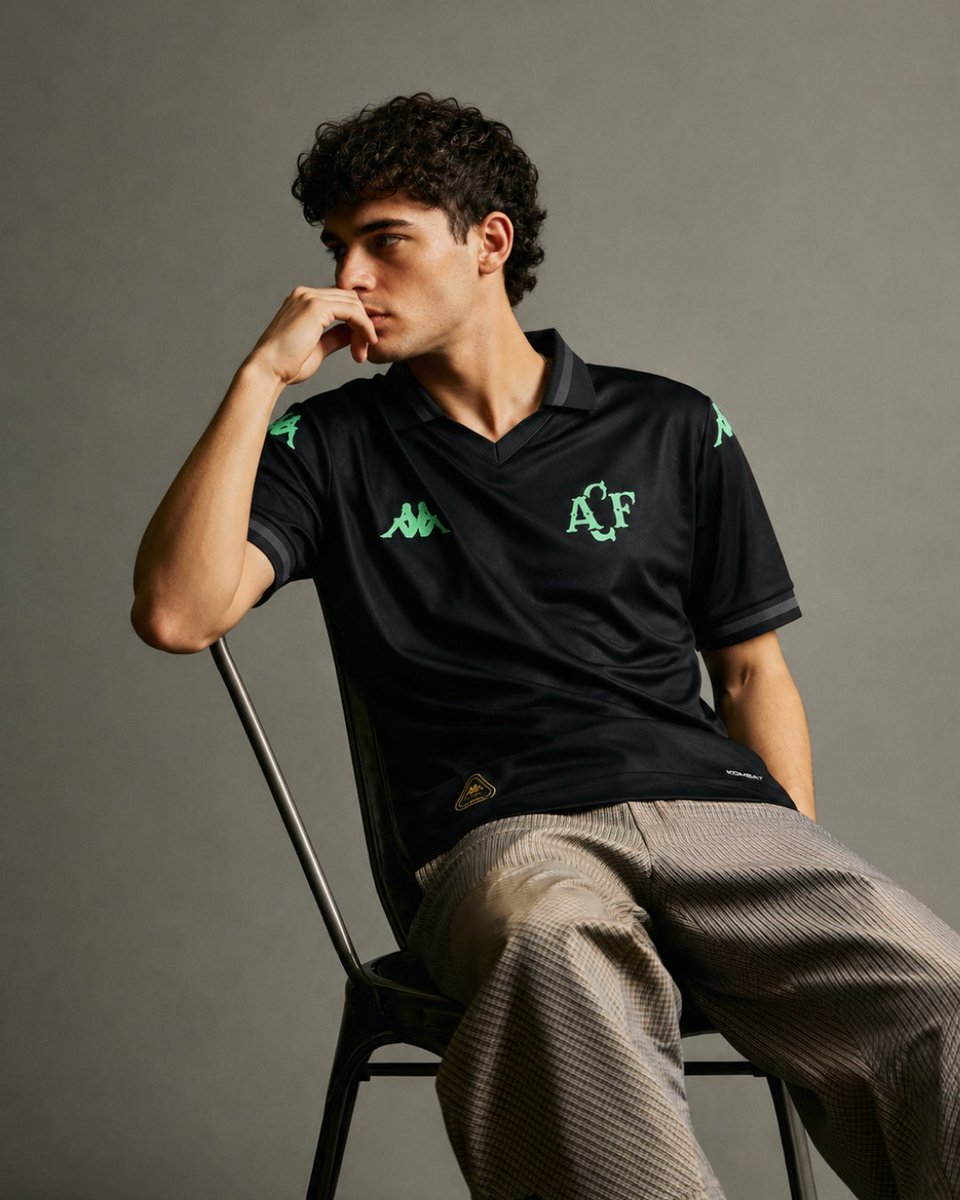 LojaDaChape's tweet photo. 💚 Elegância, atitude e tradição em um só manto.

A Camisa III Goleiro 2025 GK Kombat traduz a personalidade de quem carrega a Chapecoense dentro e fora das quatro linhas. 

🛒Garanta já o seu manto na https://t.co/iuR7grNEM8 https://t.co/CRG0DiJSCd