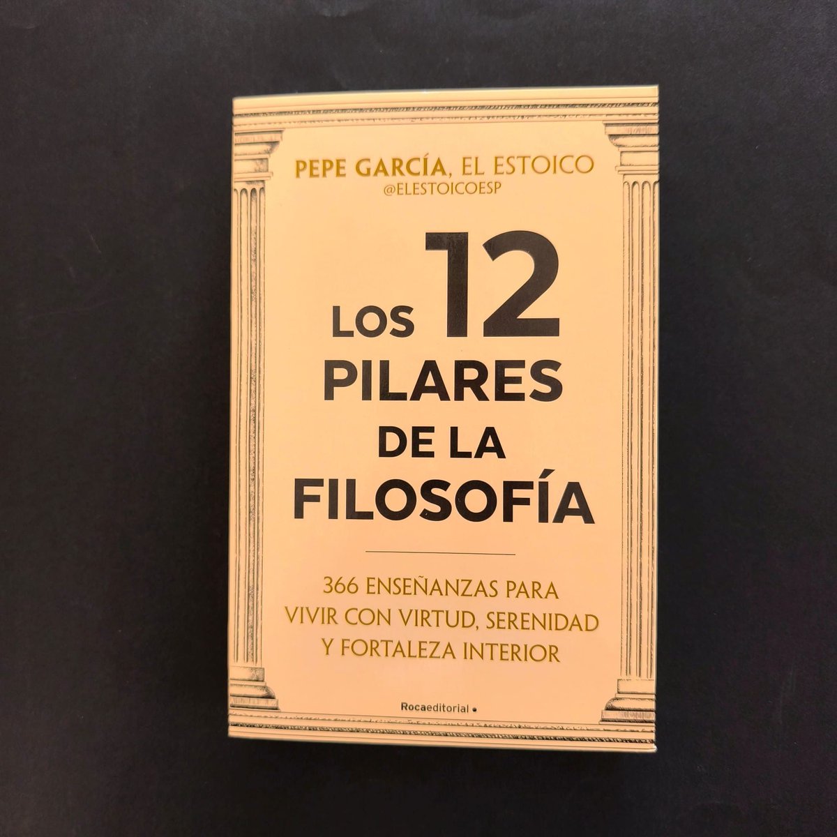 educacion3_0's tweet photo. #librodeldía. El último libro de Pepe García, conocido como “El estoico”, es una obra práctica pensada para el día a día: una herramienta que convierte la filosofía en acción a través de 366 enseñanzas para entrenar la atención, afinar el criterio y vivir con más propósito. Un libro para la mesita de noche: para leer, subrayar y, sobre todo, poner en práctica.