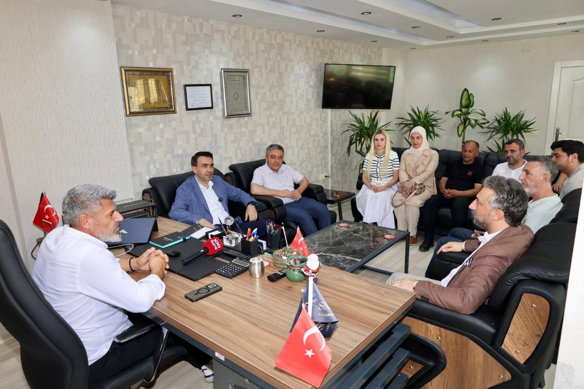 AdemAldemir33's tweet photo. 📍 İnönü Mahallesi | Yenişehir

✅ Ahde Vefa Ziyareti

İl Yönetim Kurulu Üyelerimiz, Yenişehir İlçe Başkanımız Sayın Seyidhan Kartal ve Yenişehir İlçe Teşkilatımızla birlikte önceki dönem Yenişehir İlçe Başkan Yardımcımız Sayın Sevter Şener'i iş yerinde ziyaret ettik.

Partimize bugüne kadar vermiş olduğu kıymetli emek ve katkılarından dolayı Sayın Sevter Şener'e teşekkür ediyor, çalışmalarında başarılar ve hayırlı kazançlar diliyoruz.

Nazik ev sahipliği ve samimi sohbetleri dolayısıyla kendisine teşekkür ediyoruz.

#AKParti #Mersin #Yenişehir #AhdeVefa