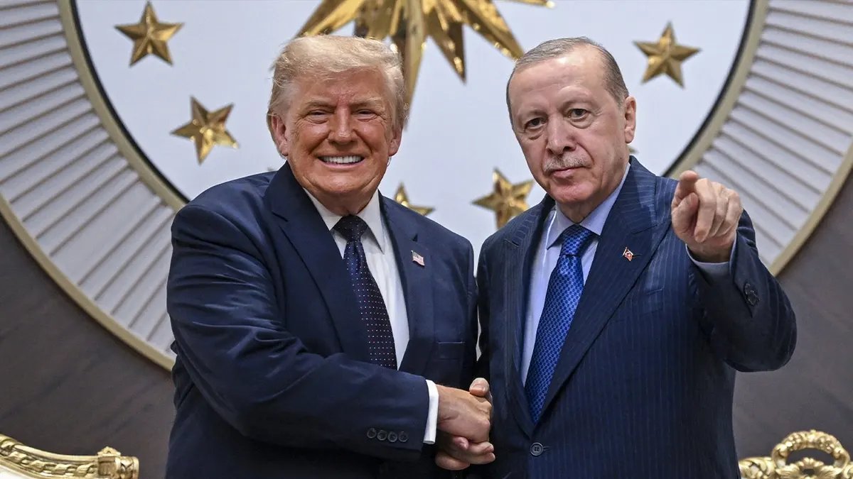 alzafir_999's tweet photo. الغزل الترامبي الكبير والغريب والمفاجئ تجاه تركيا وأردوغان تحديداً غير مريح أبداً .. وأشعر أن خلفه غدراً قادماً !

ترامب هو من سنَّ قانون "قانون مكافحة أعداء أمريكا من خلال العقوبات" CAATSA لتطبيقه على تركيا بالدرجة الأولى، وأخرجها من برنامج F-35 ومنعها من اقتنائها أو تصنيع مكوناتها.

اليوم فجأة قرر إعادتها الغير مشروطة للبرنامج رغم وجود منظومة الـ S-400 الروسية بالتشغيل في تركيا !! لا ورغم معارضة الكونغريس !! سبحان الله !!

وترامب قذر وسافل وصفته التي لا تفارقه كدمه هي : الغدر.
فهناك شيء مريب وغريب وغير مريح .. والمجرب لا يجرب.