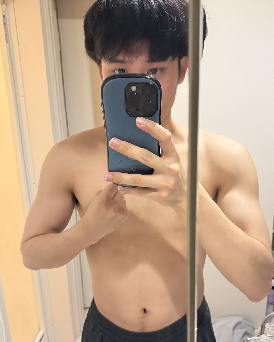 pinkunofu's tweet photo. ジム9ヶ月エニタイム通って
体重48→54キロ

現在の俺左　　　　　　目指してる筋肉右
何年かかるんだよw https://t.co/PbeILdP5q9