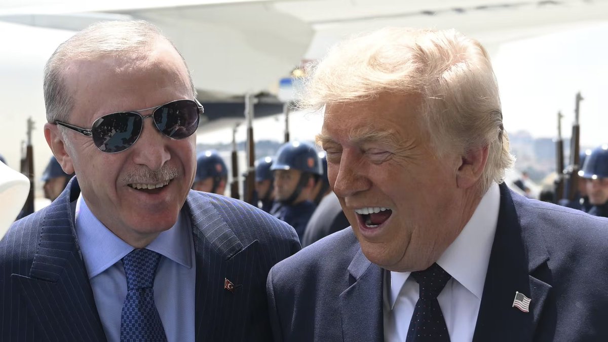 alzafir_999's tweet photo. الغزل الترامبي الكبير والغريب والمفاجئ تجاه تركيا وأردوغان تحديداً غير مريح أبداً .. وأشعر أن خلفه غدراً قادماً !

ترامب هو من سنَّ قانون "قانون مكافحة أعداء أمريكا من خلال العقوبات" CAATSA لتطبيقه على تركيا بالدرجة الأولى، وأخرجها من برنامج F-35 ومنعها من اقتنائها أو تصنيع مكوناتها.

اليوم فجأة قرر إعادتها الغير مشروطة للبرنامج رغم وجود منظومة الـ S-400 الروسية بالتشغيل في تركيا !! لا ورغم معارضة الكونغريس !! سبحان الله !!

وترامب قذر وسافل وصفته التي لا تفارقه كدمه هي : الغدر.
فهناك شيء مريب وغريب وغير مريح .. والمجرب لا يجرب.