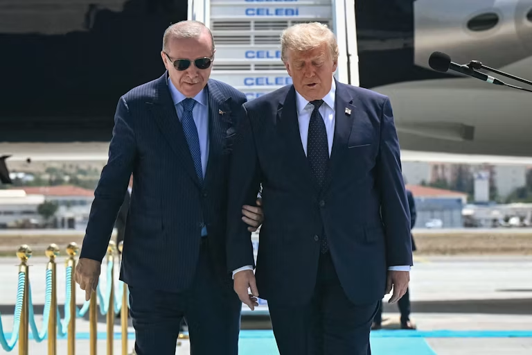 alzafir_999's tweet photo. الغزل الترامبي الكبير والغريب والمفاجئ تجاه تركيا وأردوغان تحديداً غير مريح أبداً .. وأشعر أن خلفه غدراً قادماً !

ترامب هو من سنَّ قانون "قانون مكافحة أعداء أمريكا من خلال العقوبات" CAATSA لتطبيقه على تركيا بالدرجة الأولى، وأخرجها من برنامج F-35 ومنعها من اقتنائها أو تصنيع مكوناتها.

اليوم فجأة قرر إعادتها الغير مشروطة للبرنامج رغم وجود منظومة الـ S-400 الروسية بالتشغيل في تركيا !! لا ورغم معارضة الكونغريس !! سبحان الله !!

وترامب قذر وسافل وصفته التي لا تفارقه كدمه هي : الغدر.
فهناك شيء مريب وغريب وغير مريح .. والمجرب لا يجرب.