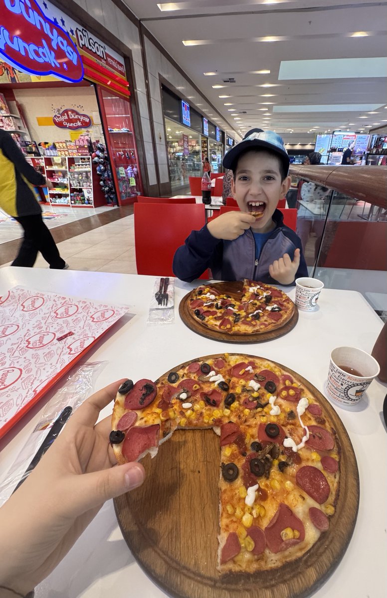 dilanoz08's tweet photo. Ablasıyla yediği ilk pizza mutluluğu 😍💖 https://t.co/1ndWZ9F8a2