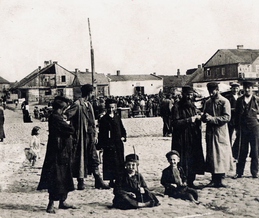 jewishhistoryst's tweet photo. Jewish family in a town square in Eastern Europe C. Around 1915. https://t.co/ZfWHfgKWzn