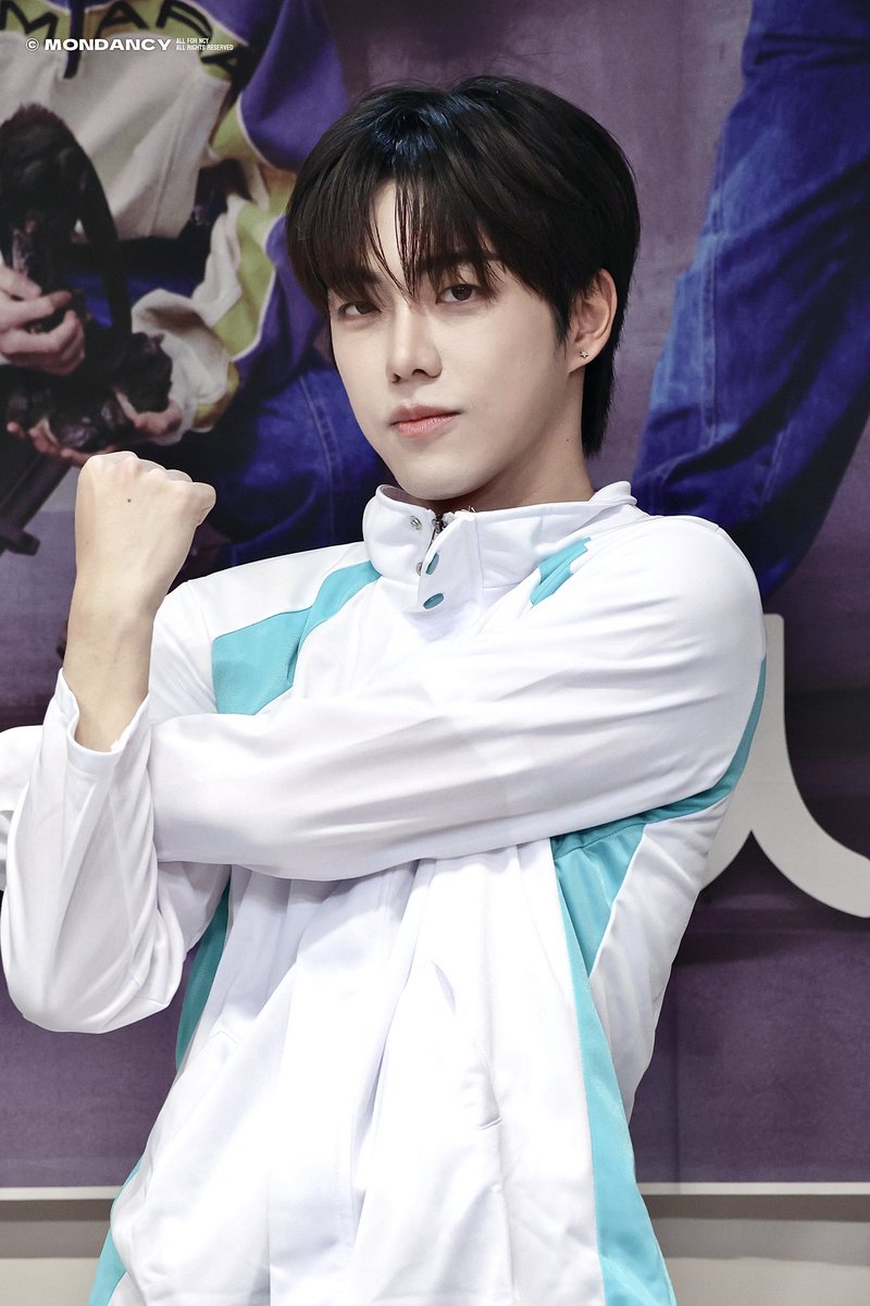 Mondancy_1013's tweet photo. 260708 애플뮤직 팬싸

🏐

#로완 #MODYSSEY #모디세이 #ROWAN #顏秋越 https://t.co/2tvY6aQ45w