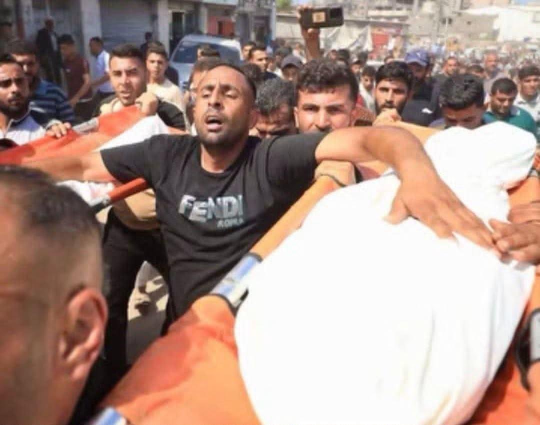 gazanotice's tweet photo. 🚨HEARTBREAKING: A father Abdullah Al-Deiri, bids farewell to his two sons, Hamza and Fadi, who were killed in an Israeli strike on the Sabra neighborhood, south of Gaza City.