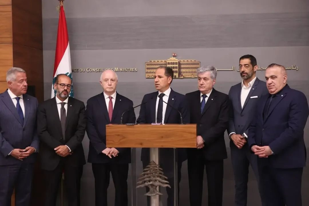 KataebLiban's tweet photo. المطلوب تنفيذ إتفاق الإطار وتحمّل الجيش مسؤولياته. 
نعبّر عن فخرنا بأداء رئيس الجمهورية ورئيس الحكومة على مستوى الشفافية ونظافة الكف والوطنية؛ ونرفض حروب الإسناد  الثلاث، التي أدّت إلى احتلال 15% من أراضي لبنان ومقتل الالاف.
المطلوب هو استعادة سيادتنا وخلاص لبنان.
#لبنان_اولًا https://t.co/9jpUMb7TMM
