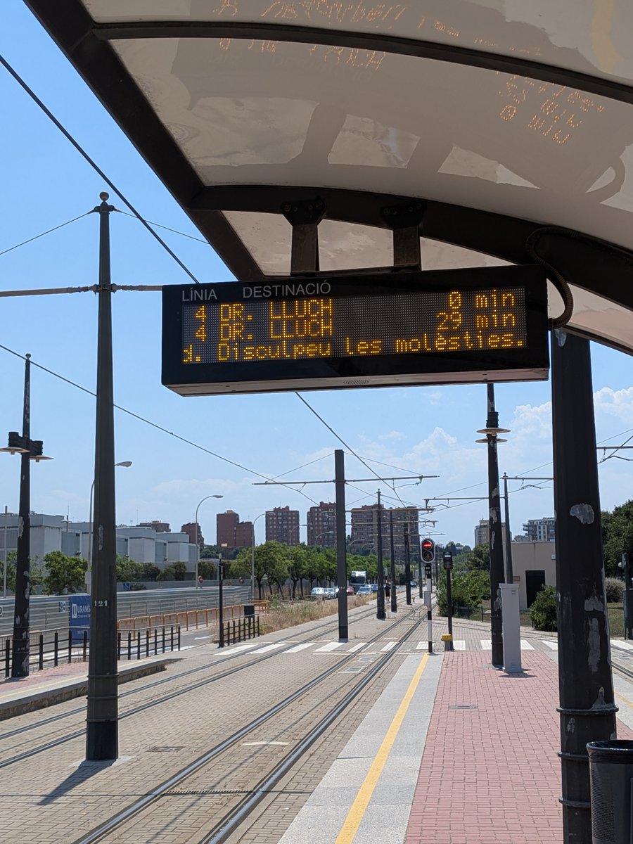 DiaryOfAilee's tweet photo. Tranvías que no pasan nunca con un "cero minutos" infinito y 40° a la sombra. Poca frecuencia y retrasos a diario. Basta ya, @metrovalencia. Estamos en ola de calor.

Hartos del abandono.

@Metrovalenshit 

#transporte #transportepúblico #metrovalencia #vergonya https://t.co/YtAOW2KxUd