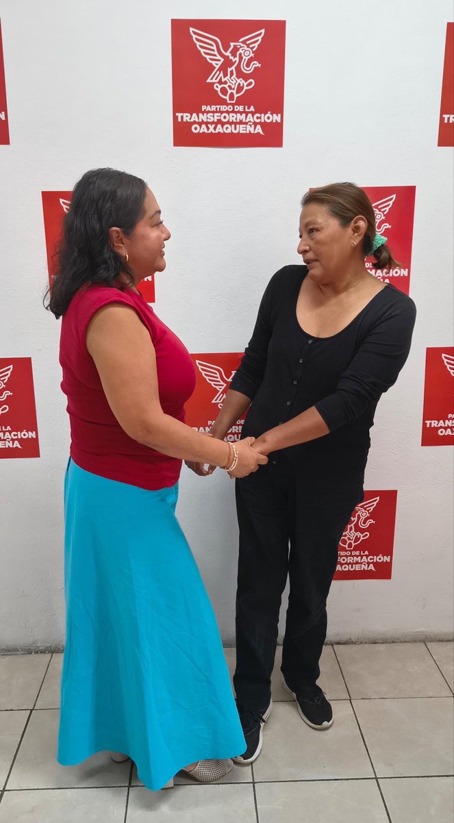 PETEOOAX's tweet photo. 🔴⚪ ¡La Ola Grana Cochinilla sigue avanzando! ❤️🤍

Nuestra Presidenta del Partido de la Transformación Oaxaqueña, Salomé Martínez, sostuvo un encuentro con Carlota Caña Camarillo, de Huajuapan de León, una mujer comprometida con la transformación y el fortalecimiento de nuestro movimiento.

Seguimos consolidando un partido cercano a la gente, sumando liderazgos que comparten la convicción de construir un mejor futuro para Oaxaca.

#LaOlaGranaCochinilla #SomosLaFuerzaDeLaTransformación #TransformaciónOaxaqueña #SomosLaFuerzaDeLaTransformación
#LaFuerzaDelCambioVerdadero

@SalomeMtzS
