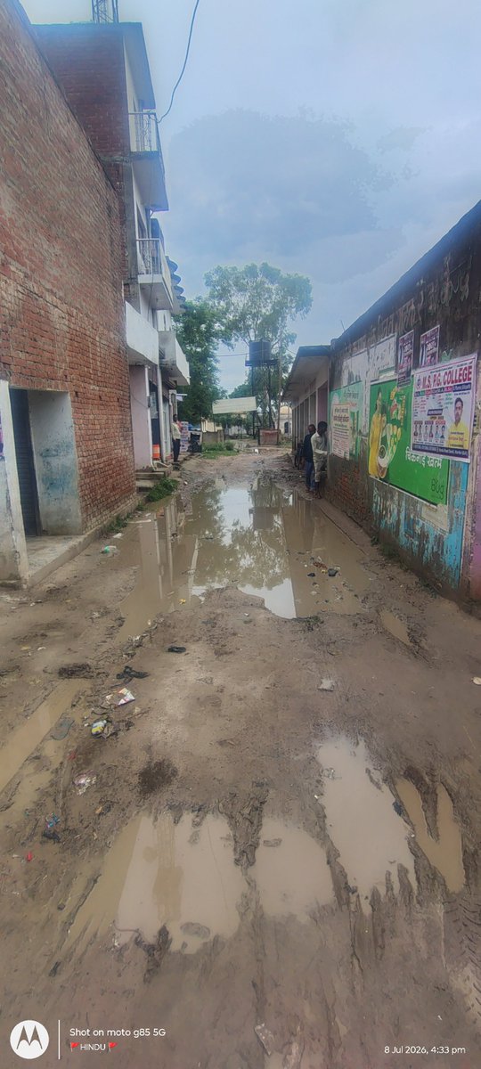 vivekkumar8l's tweet photo. नेकपुर नेवादा में सरकारी स्कूल व प्राथमिक स्वास्थ्य केंद्र जाने वाली सड़क पिछले 3 वर्षों से बदहाल पड़ी है। हर बारिश में सड़क तालाब बन जाती है, जिससे मरीजों व स्कूली बच्चों को भी आने जाने में कठिनाई होती है। कई बार शिकायत के बावजूद आज तक कोई स्थायी समाधान नहीं हुआ https://t.co/mZfOWOLwbi