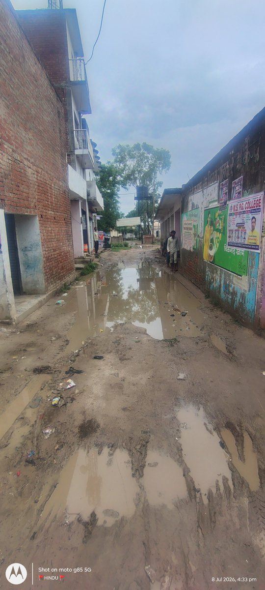 vivekkumar8l's tweet photo. नेकपुर नेवादा में सरकारी स्कूल व प्राथमिक स्वास्थ्य केंद्र जाने वाली सड़क पिछले 3 वर्षों से बदहाल पड़ी है। हर बारिश में सड़क तालाब बन जाती है, जिससे मरीजों व स्कूली बच्चों को भी आने जाने में कठिनाई होती है। कई बार शिकायत के बावजूद आज तक कोई स्थायी समाधान नहीं हुआ https://t.co/mZfOWOLwbi