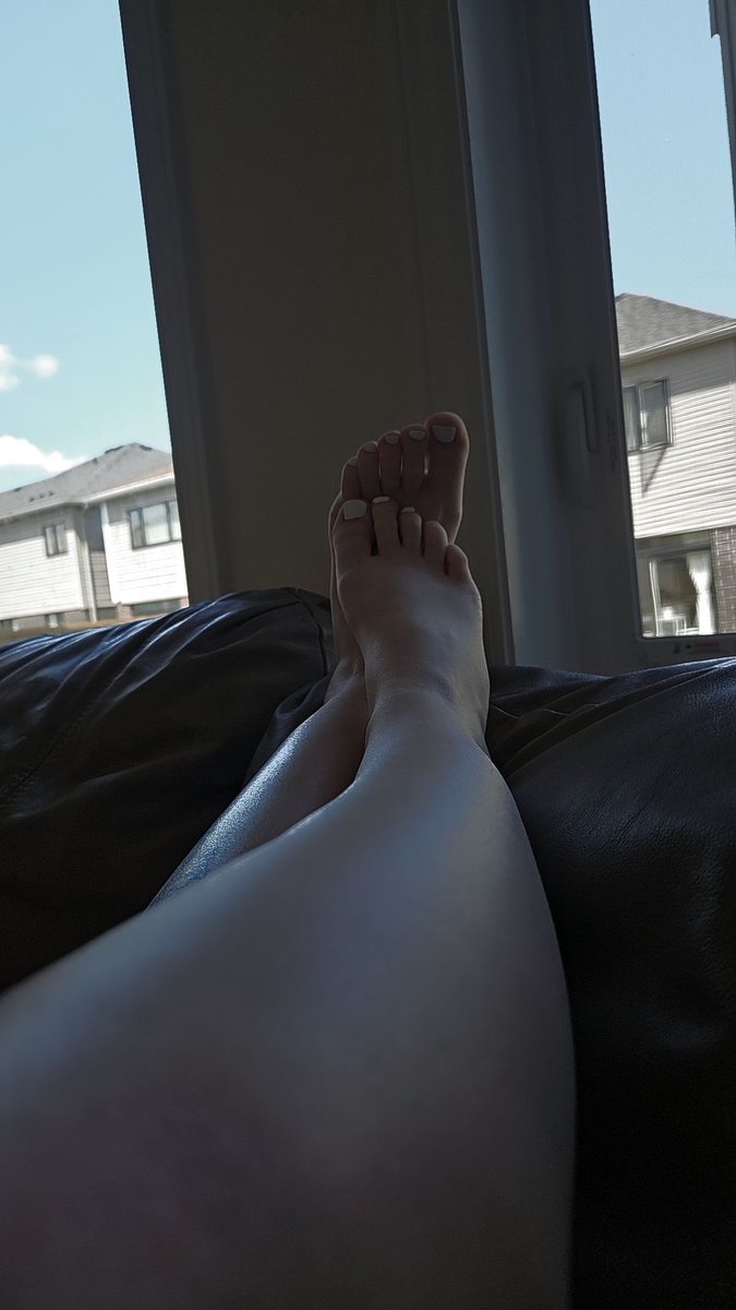 CanadianAngelxx's tweet photo. where are all my subs that like feet🫢😜

#feetworshi̇p #toes #mommy #footfetish #femdom #findom #hotwife #slutwife #cumslut #milf #bigtits #feetfind #Footsub #gooner #beta #cuck #bitch https://t.co/qIKMIwzt6a