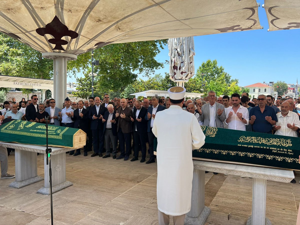 suleymansoylu's tweet photo. Beşiktaş eski İlçe Başkan Vekilimiz Ahmet Albayrak’ın kıymetli annesi Saniye Albayrak Hanımefendi’yi Hakk’a uğurladık.

Merhumeye Cenab-ı Allah’tan rahmet; başta Ahmet Albayrak olmak üzere ailesine, yakınlarına ve sevenlerine sabır ve başsağlığı diliyorum.

Rabbim mekânını cennet, makamını âli eylesin.