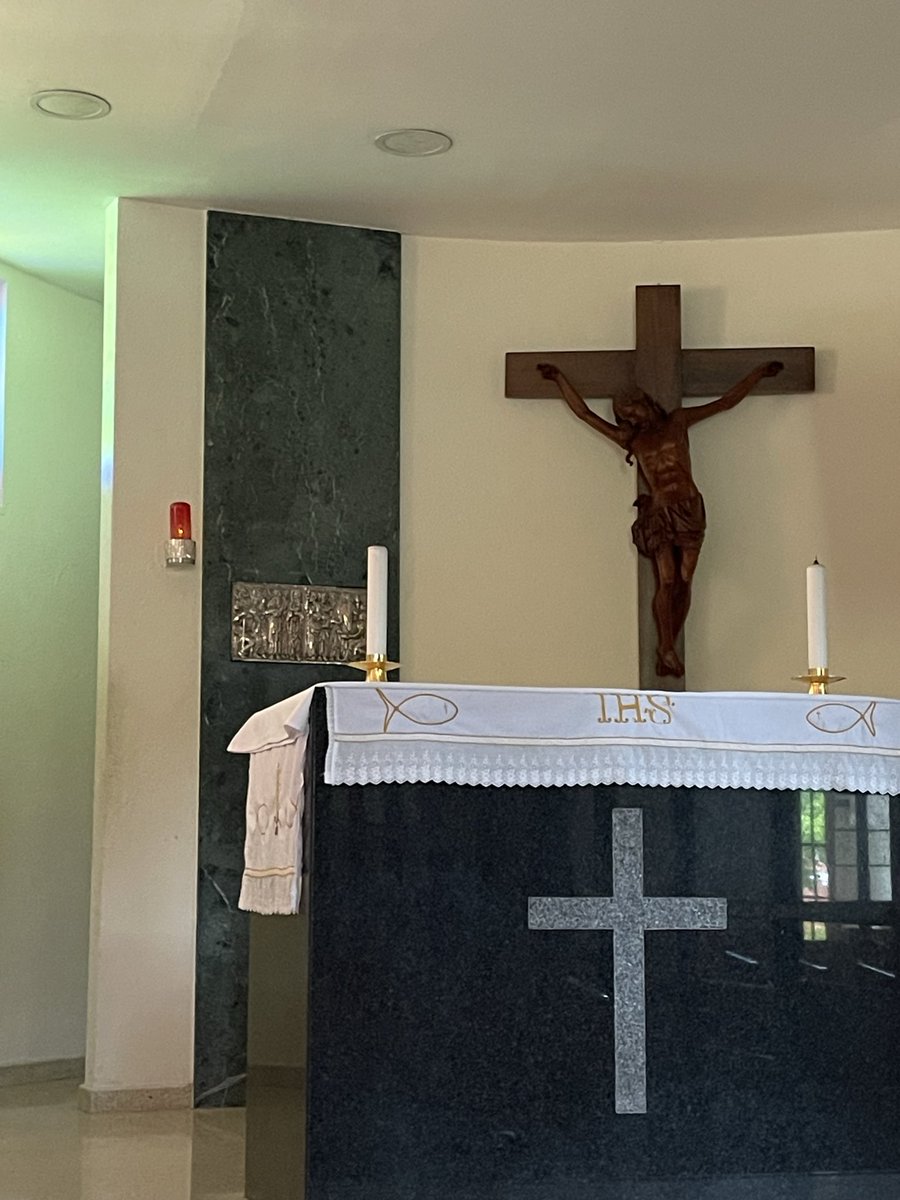 autorcatolico's tweet photo. Cuando tengo dudas, vengo aquí.
Cuando algo me inquieta, vengo aquí.
Cuando no sé qué hacer, vengo aquí.
Me refugio en el Sagrario. 
Entonces todo cambia.
Sé que me espera Jesús.
Es un gran amigo.
El mejor de todos. https://t.co/XDPDvJhoxl