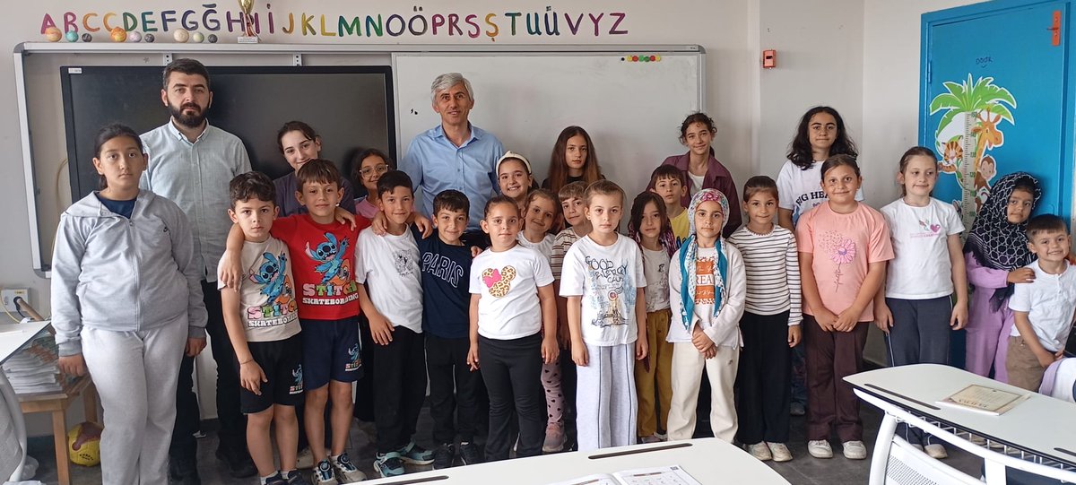 Pazar53_MEM's tweet photo. İlçe Milli Eğitim Müdürümüz Adem GÜNDÜZ  Veysel Vardal İlkokulunda ilçe Müftülüğümüz tarafından açılan yaz Kur'an Kurşunu ziyaret etti.  Öğrencilerimize başarılar diledi. Emeği geçenlere teşekkür etti. https://t.co/X3rt8Lt9Yo