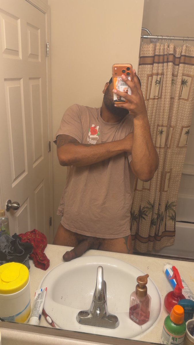 FamouslyDasmond's tweet photo. Turn Hump Day into Dick Day 👅🍆 https://t.co/ID3EGNBmYI