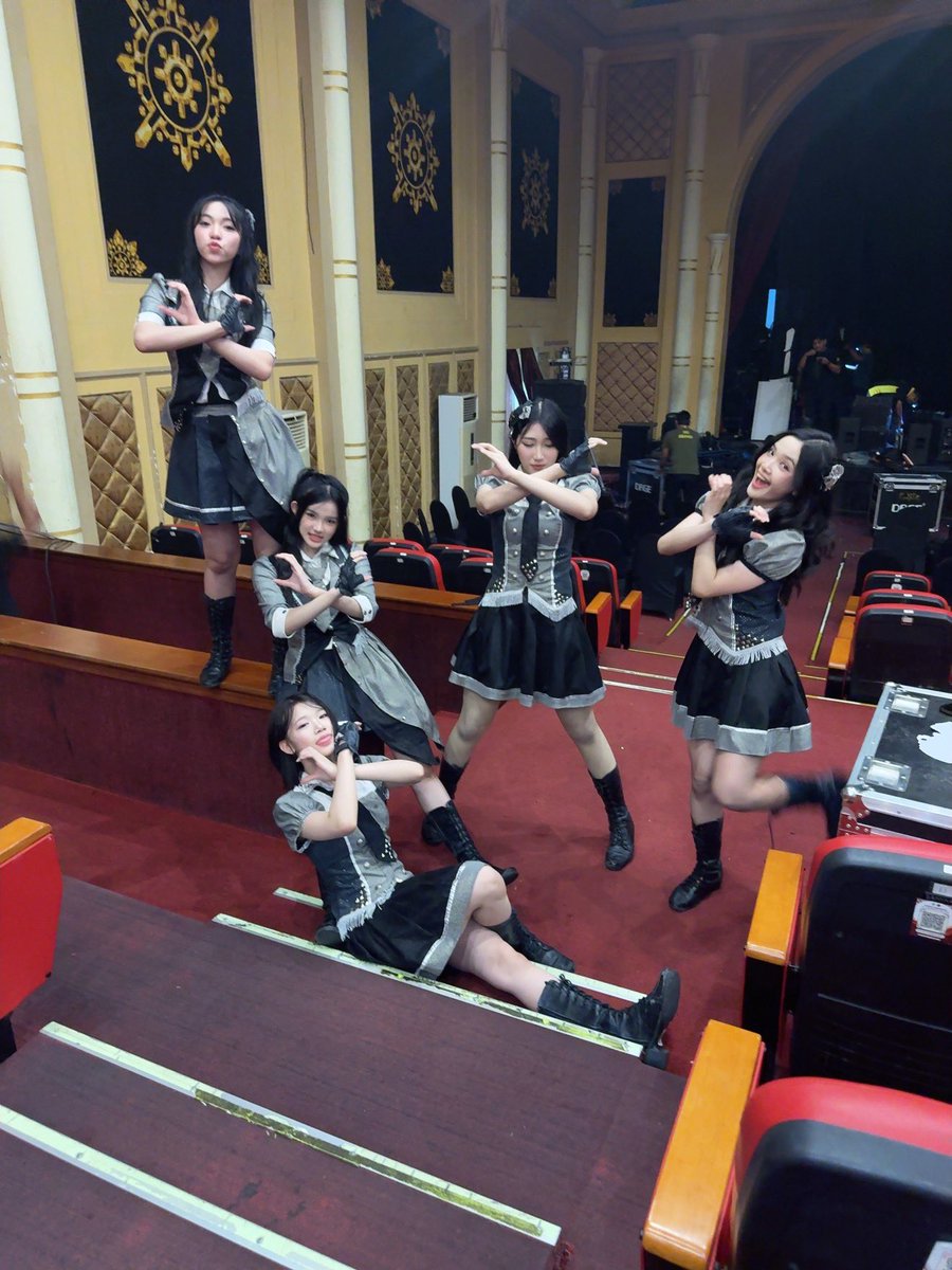 Aralie_JKT48's tweet photo. MALAM OLLL, terima kasih banyak untuk #PassionShow terakhir di Surabaya ☹️🫶🏻 terima kasih untuk seluruh dukungan yang diberikan, senang bisa menjadi bagian dari passion dan bisa hadir serta bertemu kalian 🥹🤞🏻semua cahaya yang aku lihat tadi tidak hanya datang dari “lampu” semata, tetapi juga dari cahaya yang terpancar pada diri kalian 🫠 terima kasih banyak untuk semua rangkaian yang telah kita lewati bersama ya, selamat istirahat semuanya 🥳