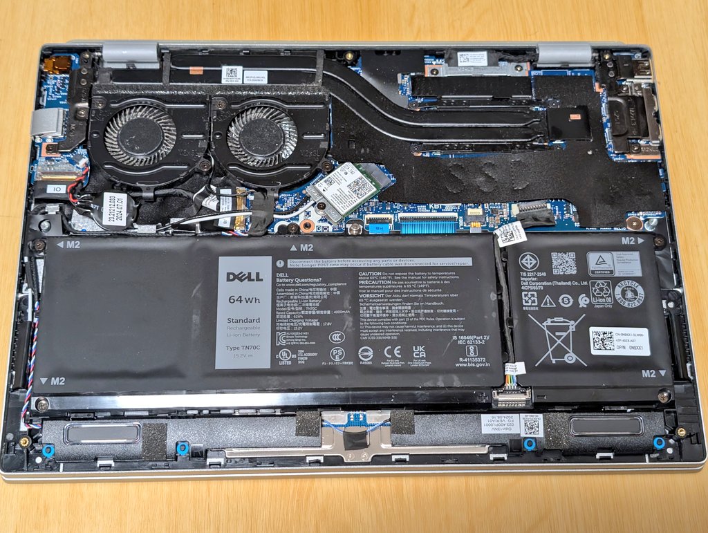 bunchou_it's tweet photo. 突然、ワイ使ってるノートPCが原因不明で起動しなくなってね…

ランプ類もファンも反応なしの文鎮状態。色々やったけどRTCリセットもダメ。BIOS USBメモリ起動も不可。

普通はここで修理行き（安直にマザボ���換？）なんだけど、ワイの情シス経験&ガジェット好きの血が騒いでしまい…
フタ開けてバッテリーケーブルとSSDを外して小一時間の放置後にRTCリセットして起動OK。治せたぜい👍

原因は、組み込みコントローラ（EC）がハングしてたので、バッテリー外す→完全放電→強制ECリセットで治ったんだと思う。たぶん。

疲れたけど、治せたし楽しかった😊