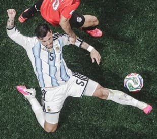 revisbarcelona's tweet photo. Pinches nazis argentinos | Ahora denuncian que Paredes dibujó una esvástica https://t.co/l52CF1IJfz