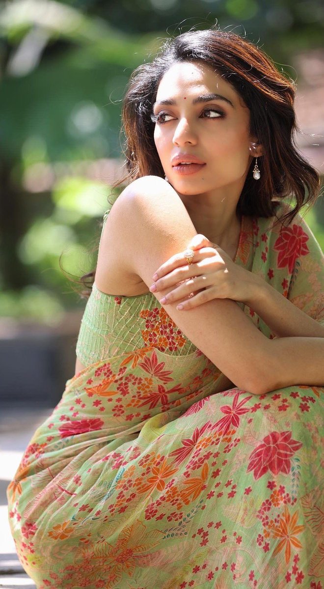 tonygaaaadu's tweet photo. Prettiest women on the planet https://t.co/L6OU7QemsQ