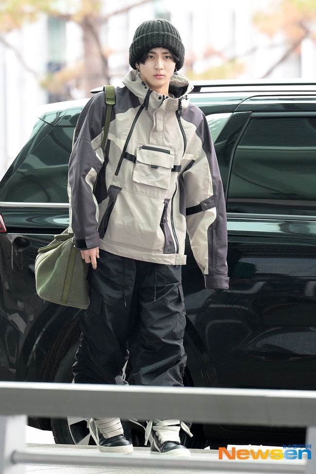 sevenvamps1009's tweet photo. TAG GAME ! 
.
What is your fav look he wore at the airport ?
.
Jungwon version !
.
THIS OR THAT ?
.
REPLY + TAGS !

#Fight_For_SevEN
#Monetary_Boycott_HYBE https://t.co/XvKFqlGyWg