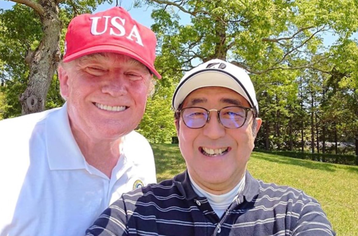 numururetsupeo's tweet photo. Hello, everyone in the United States！🇺🇸

Today marked the anniversary of former Prime Minister Shinzo Abe’s death.

It has been four years since he was assassinated.

It was an event that shocked the world, and many people shed tears.

Speaking of former Prime Minister Shinzo Abe, he was a close friend of President Trump.

He was the one who briefed President Trump on various global situations.

Japan-U.S. relations became even stronger as a result.🇺🇸🤝🇯🇵

In Japan, many citizens laid flowers and observed a moment of silence.

This is one of my favorite photos.

How did former Prime Minister Shinzo Abe appear to you, everyone in the U.S.?

Please let me know.