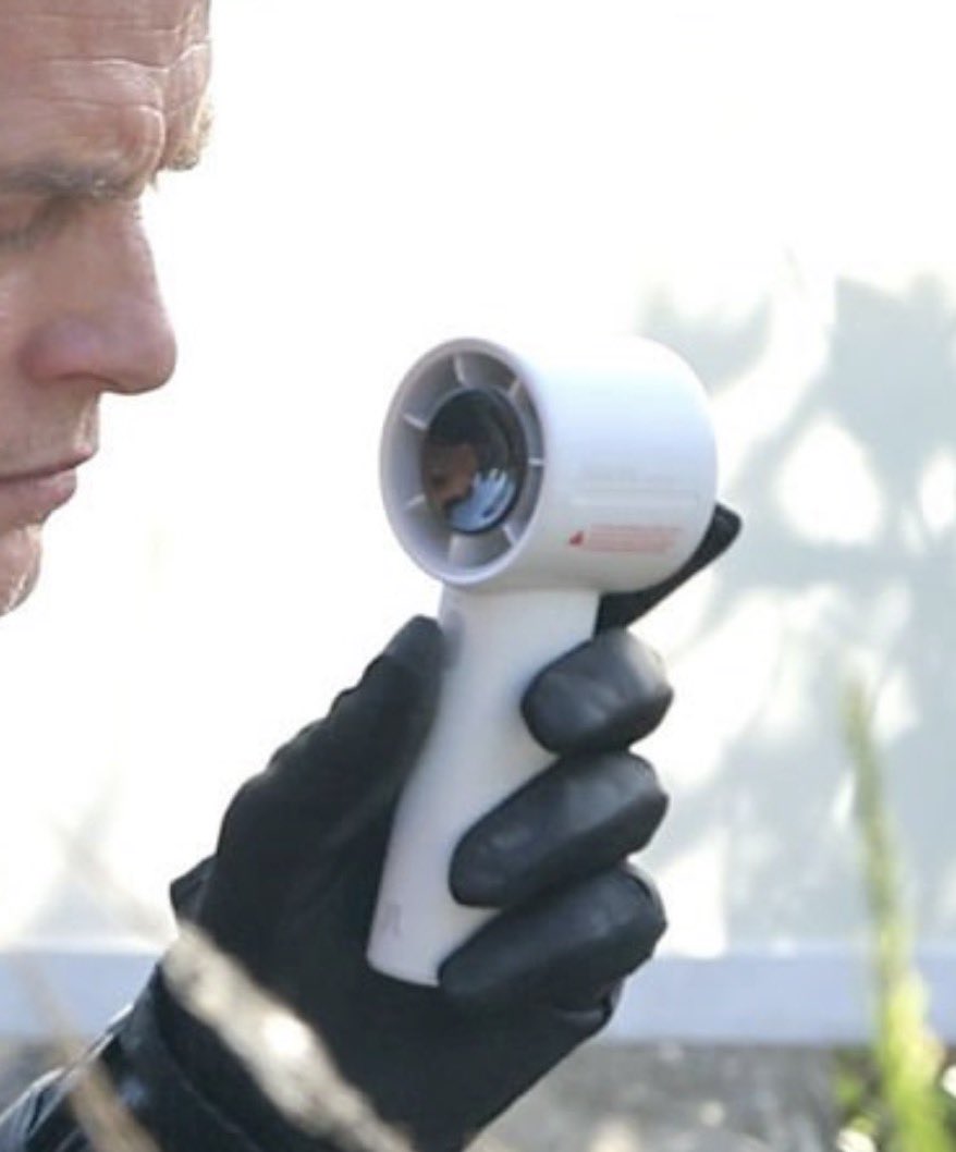 BULLSEYESOLOS's tweet photo. figured out the fans wilson uses in the  ddba 3x05 dex set photos https://t.co/tM62DpjmrP