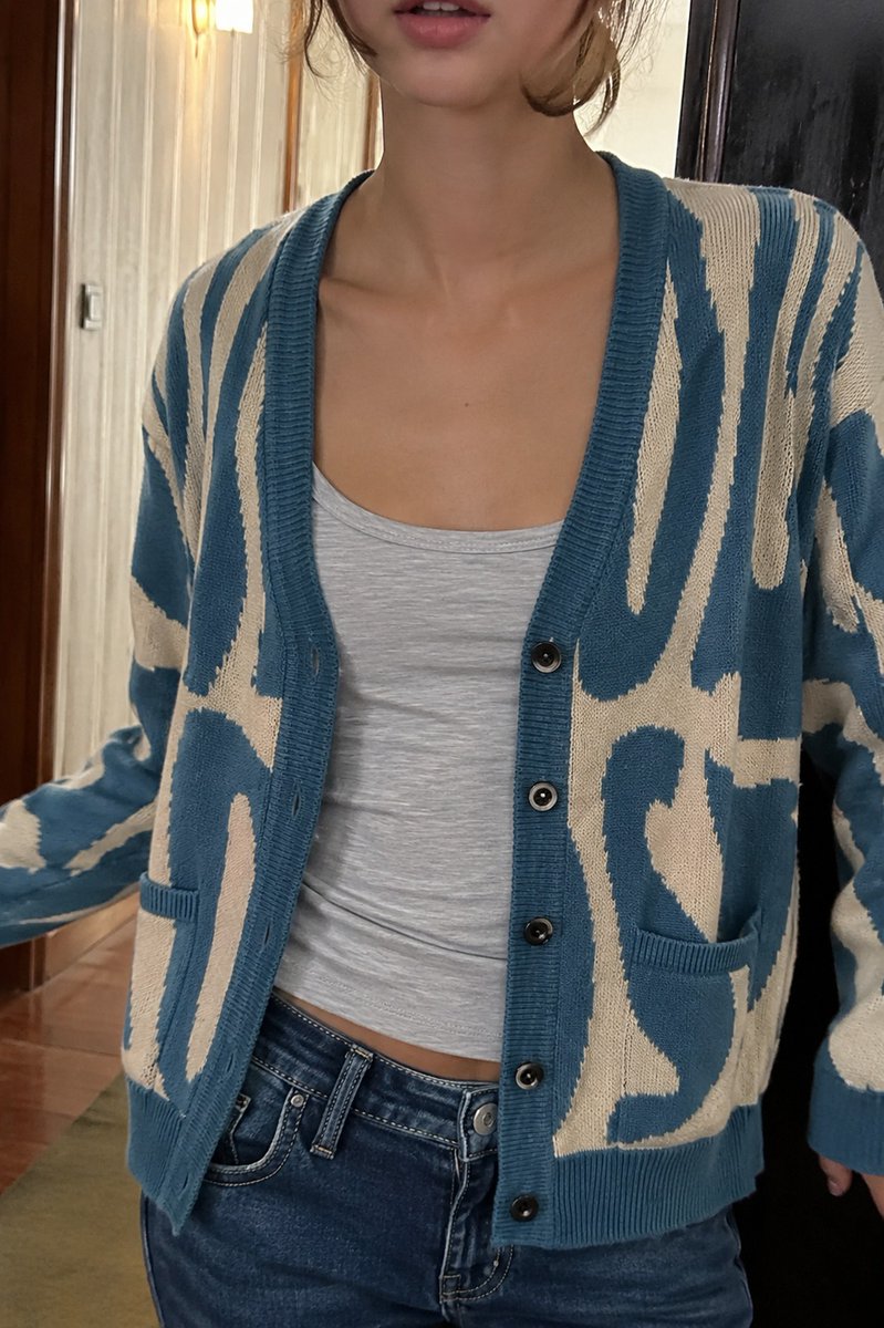 syfairH's tweet photo. Rekomendasi Cardigan Stylish? 🔎This is the one!

🔖Cardigan knit premium dengan motif abstract aesthetic yang lagi hype banget. Style it your way! Pairing sama jeans, rok, cargo, atau inner basic tee? 100% slay!💅 https://t.co/V5R1POaeED