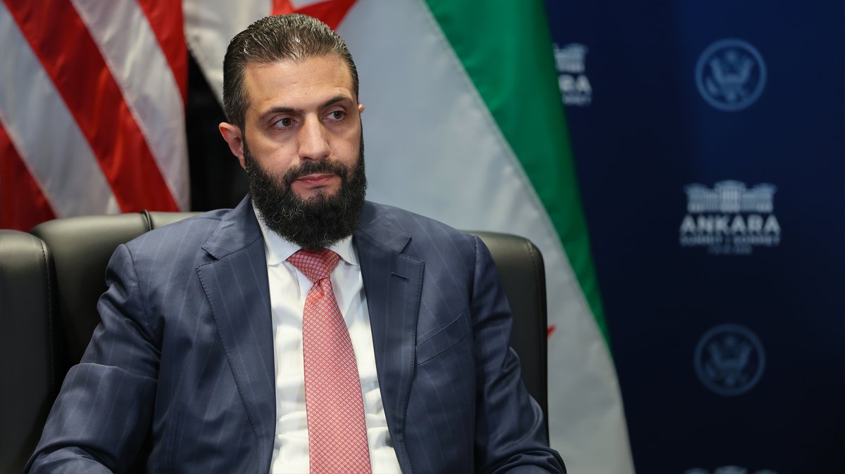 SyPresidency's tweet photo. التقى السيد الرئيس أحمد الشرع اليوم الرئيس الأمريكي دونالد ترامب، في مقر انعقاد قمة حلف شمال الأطلسي "الناتو" في العاصمة التركية أنقرة.

وجرى خلال اللقاء بحث العلاقات السورية الأمريكية وسبل تعزيزها، إلى جانب مناقشة الأوضاع الإقليمية.

وأكد الجانبان أهمية مواصلة التنسيق حيال الملفات ذات الاهتمام المشترك، بما يسهم في دعم وحدة سوريا وسلامة أراضيها، وترسيخ الأمن والاستقرار في المنطقة.

#رئاسة_الجمهورية_العربية_السورية