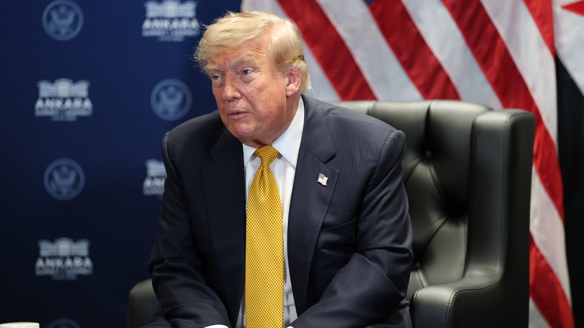 SyPresidency's tweet photo. التقى السيد الرئيس أحمد الشرع اليوم الرئيس الأمريكي دونالد ترامب، في مقر انعقاد قمة حلف شمال الأطلسي "الناتو" في العاصمة التركية أنقرة.

وجرى خلال اللقاء بحث العلاقات السورية الأمريكية وسبل تعزيزها، إلى جانب مناقشة الأوضاع الإقليمية.

وأكد الجانبان أهمية مواصلة التنسيق حيال الملفات ذات الاهتمام المشترك، بما يسهم في دعم وحدة سوريا وسلامة أراضيها، وترسيخ الأمن والاستقرار في المنطقة.

#رئاسة_الجمهورية_العربية_السورية