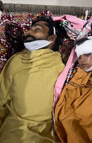 surrakimuhammad's tweet photo. زندگی تمام دکھ ہے۔
خوشاب میں یہ محنت کش بیٹے کو ساتھ لے کر کام کے لیے گھر سے نکلنے لگا تو بیوی کو کہا، "اج پیسے لبھ جان گے، بچیاں واسطے کوئی چنگی شے بنا لئیں۔۔۔ 
 باپ بیٹا سوئمنگ پول کی صفائی کر رہے تھے کہ اچانک پانی میں کرنٹ آگیا اور دونوں باپ بیٹا سوئمنگ پول کے پانی میں ہی دم توڑ گئے۔