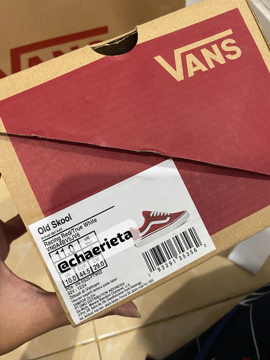 chaerieta's tweet photo. wts vans shoes sepatu vans old skool 1jt, bisa nego, (-) totebag aja. belom pernah dipake, size 44! https://t.co/6OLRbOo7Ac
