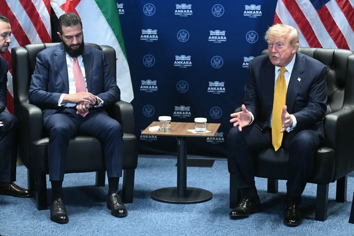 voovh's tweet photo. ترمب 🇺🇸 : الشرع خرج من بيئة صعبة وهو وسيم 

الشرع 🇸🇾 : مابدّه يخرس هالبدرئاني كفاية تطبيل ومدح ورانا شغل. https://t.co/FpbmVDryxs