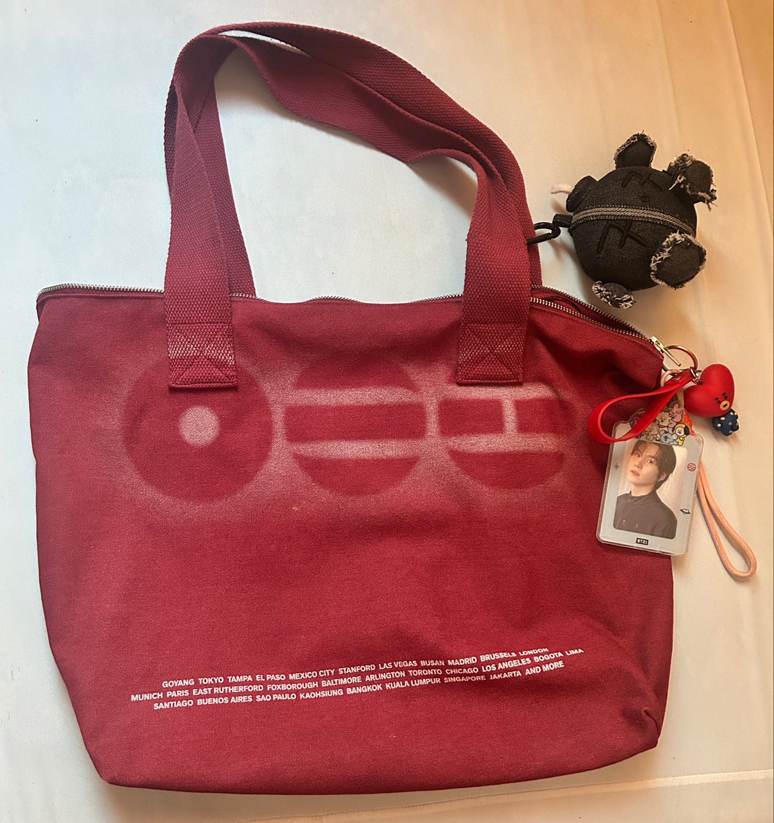 thvsugax's tweet photo. es la original, y sin duda han sido los 55€ mejores invertidos de mi vida, salgo con ella a la calle, la uso para el trabajo, cabe de todo, y una calidad buenísima, la he lavado a mano y está perfecta, mi bolso favorito https://t.co/nn6RFMIV0c