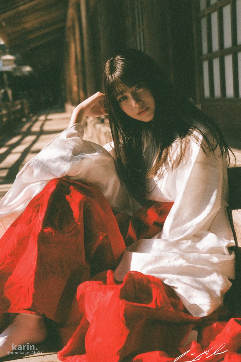 omokage_AIsOK's tweet photo. Crimson fabric on the wooden floor, leaving me wanting just a little more https://t.co/nDBabAnMJp