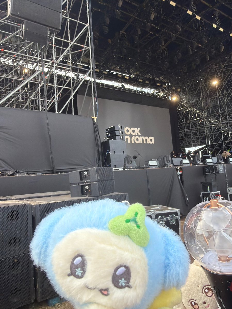 linoenchantix's tweet photo. eheh got barricade 
waiting for their parents 🫶🏻

#ateez https://t.co/YS0eqcEqHU